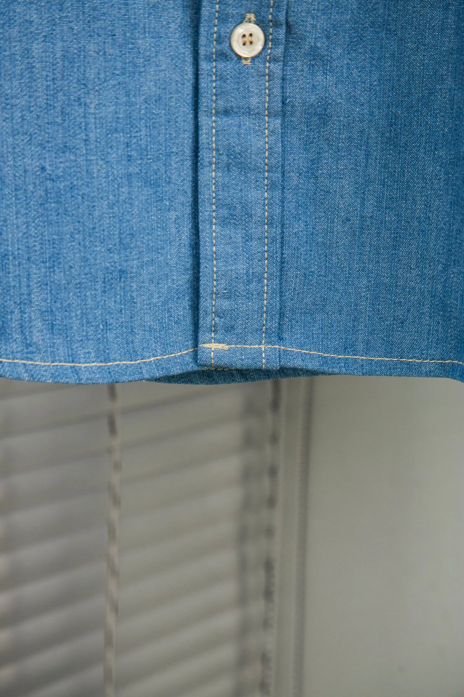 🅿️250 new model number: B115 Ralph Lauren/Ralph Lauren classic color small label couple style washed denim long-sleeved shirt 1️⃣Made of high-quality denim fabric, the upper body is soft and comfortable, extremely delicate, the hand feels solid, smooth and soft. The fabric does not wrinkle, and the hand feel is invincible. The details are handled perfectly! 2️⃣Adopting the washing process, the workmanship details are perfectly controlled. They are all hemmed with vest technology, and the inside of the sleeves are also different. Different from the four-needle and five-thread workmanship, the collar is also designed with interlining, which shows high-end fashion and individuality. The style is fashionable, simple and elegant! 3️⃣It is very youthful and energetic, and can be easily worn by both men and women. It is very in line with the fashion aesthetic concepts of today's young people! Color: light blue, dark blue Size: S, M, L, XL